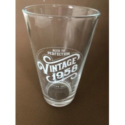 Humor Us Home Goods 1958 60. Regalos de cumpleaños para hombre mujer vaso de cerveza | Divertido