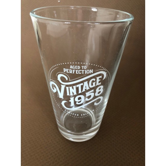 Humor Us Home Goods 1958 60. Regalos de cumpleaños para hombre mujer vaso de cerveza | Divertido