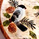 Plato de galletas Sonoma Home Goods 3D patrón Knollwood Chickadee & Cardinal 8 pulgadas