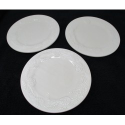 Juego de tres platos de piña blanca en relieve Sonoma Home Goods de 8
